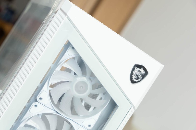 配置全面，优化合理，微星刀锋100R中塔机箱使用体验