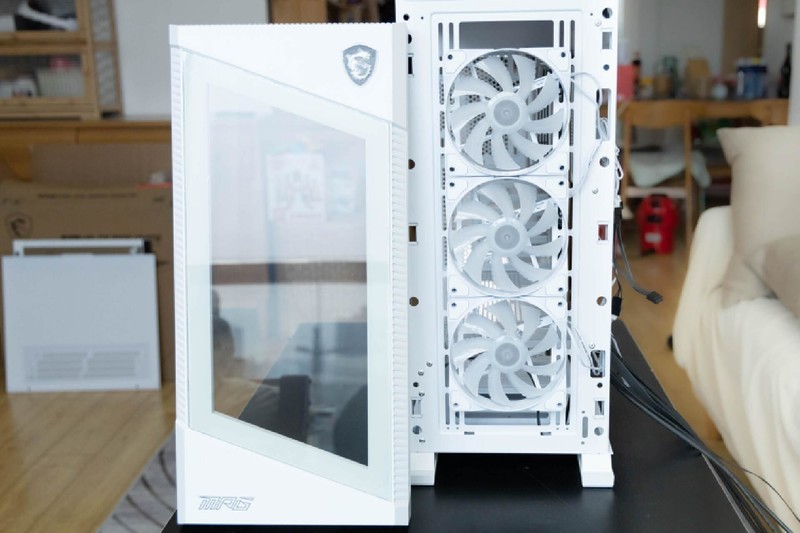 配置全面，优化合理，微星刀锋100R中塔机箱使用体验