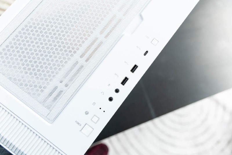 配置全面，优化合理，微星刀锋100R中塔机箱使用体验