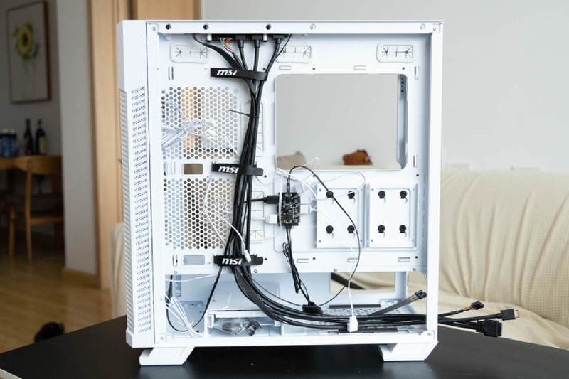 配置全面，优化合理，微星刀锋100R中塔机箱使用体验