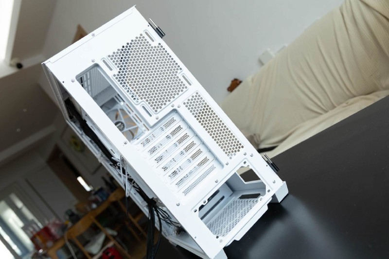 配置全面，优化合理，微星刀锋100R中塔机箱使用体验