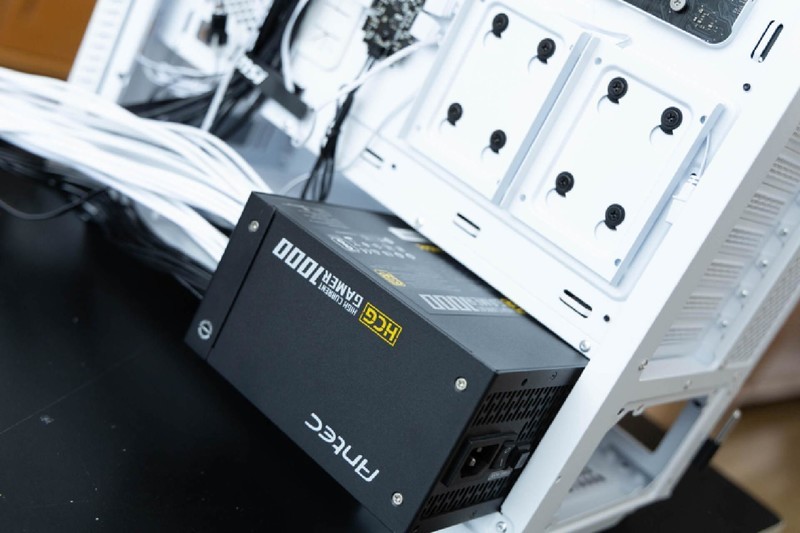 配置全面，优化合理，微星刀锋100R中塔机箱使用体验