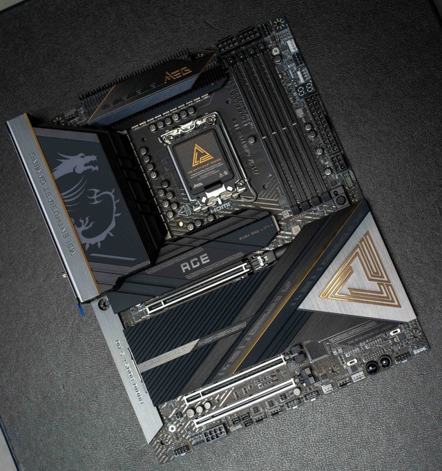 Z890轻松超频8000MHz，紫光国芯云彣DDR5 7200墨云藏境内存体验分享