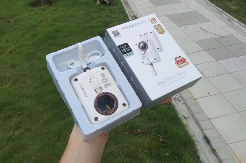 品胜小相机：旅途中不可或缺的时尚充电伴侣