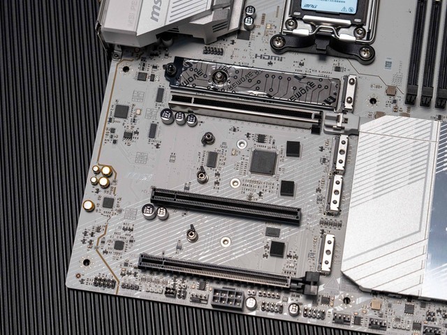 毕业级27英寸4K@240Hz显示器，微星MPG 272URX QD-OLED晒单