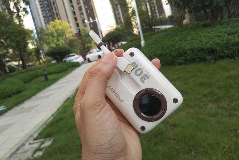 品胜小相机：旅途中不可或缺的时尚充电伴侣