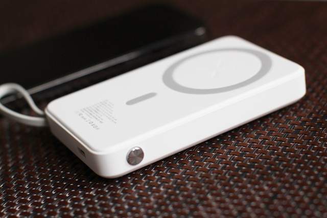 有线无线二合一，西圣磁吸移动电源上手体验