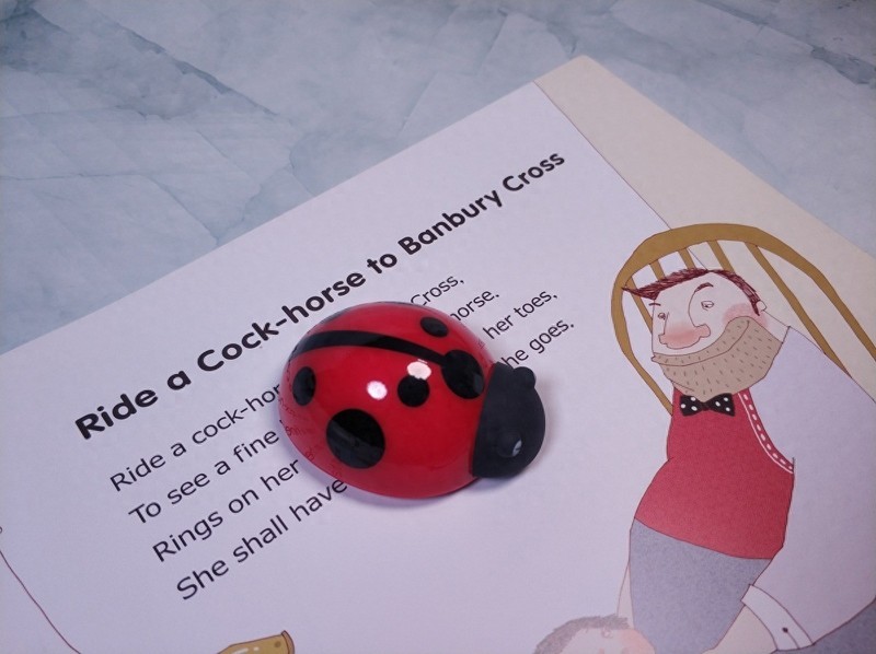 小巧精致惹人爱，孩子早教好玩伴：背呀启蒙认读机