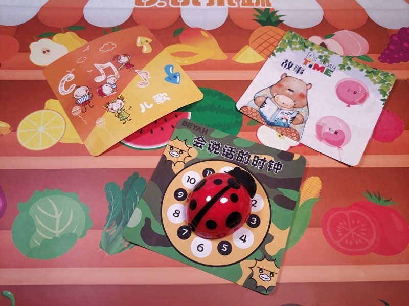 小巧精致惹人爱，孩子早教好玩伴：背呀启蒙认读机