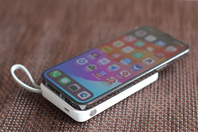 有线无线二合一，西圣磁吸移动电源上手体验