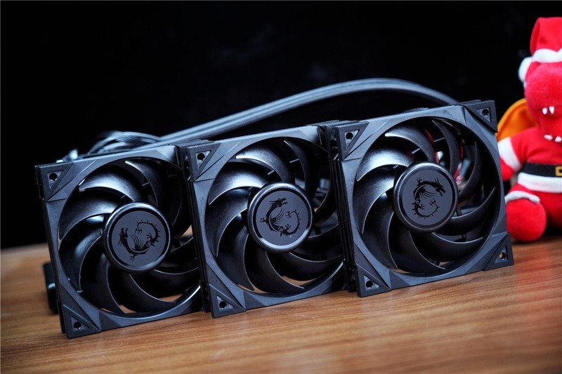 微星旗舰水冷战神S360来袭，播放视频，显示天气，你想不到的它全做了。