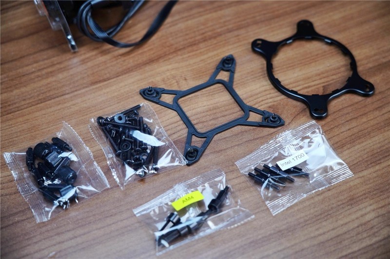 微星旗舰水冷战神S360来袭，播放视频，显示天气，你想不到的它全做了。