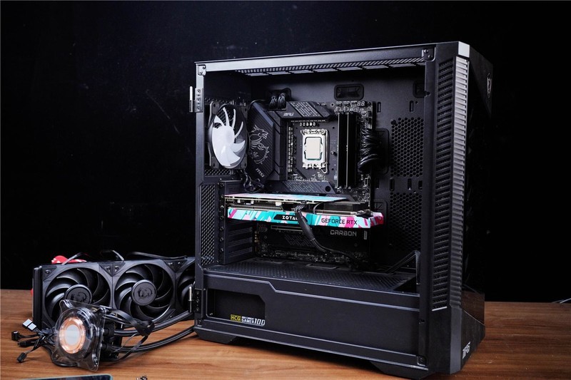 微星旗舰水冷战神S360来袭，播放视频，显示天气，你想不到的它全做了。