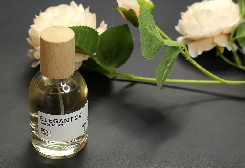 宁静淡雅，恬静悠远，希汀雅致檀香香水