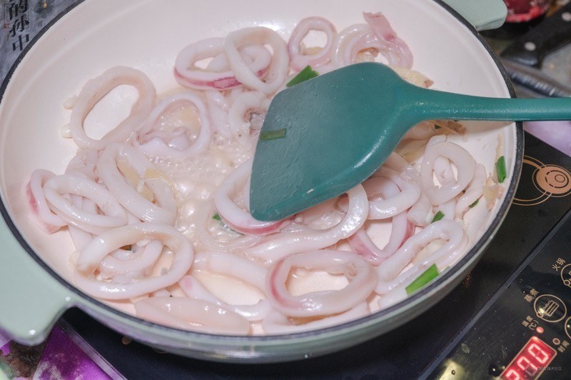 才艺双全的铸铁重器，日常料理好装备，归禾器梯田珐琅海鲜锅上手