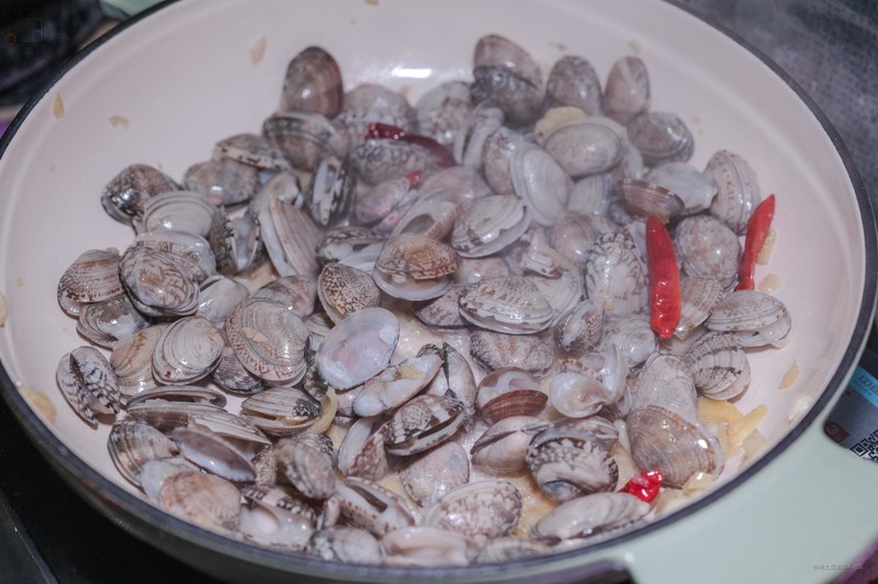 才艺双全的铸铁重器，日常料理好装备，归禾器梯田珐琅海鲜锅上手