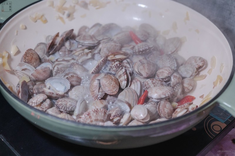 才艺双全的铸铁重器，日常料理好装备，归禾器梯田珐琅海鲜锅上手