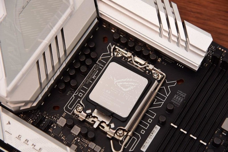 太神奇！宏碁掠夺者Hermes冰刃+华硕Z790吹雪=一键7800MHz！