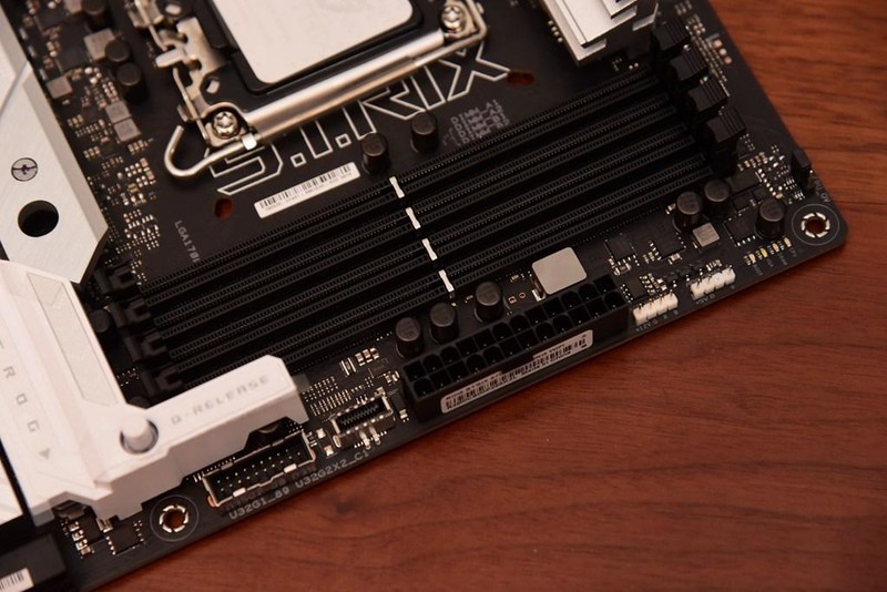 太神奇！宏碁掠夺者Hermes冰刃+华硕Z790吹雪=一键7800MHz！