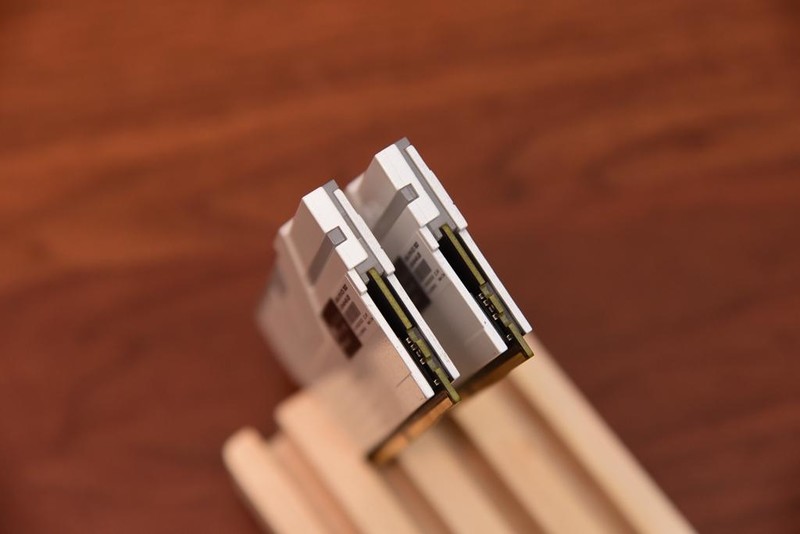 太神奇！宏碁掠夺者Hermes冰刃+华硕Z790吹雪=一键7800MHz！