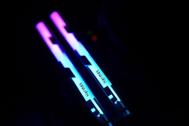 太神奇！宏碁掠夺者Hermes冰刃+华硕Z790吹雪=一键7800MHz！