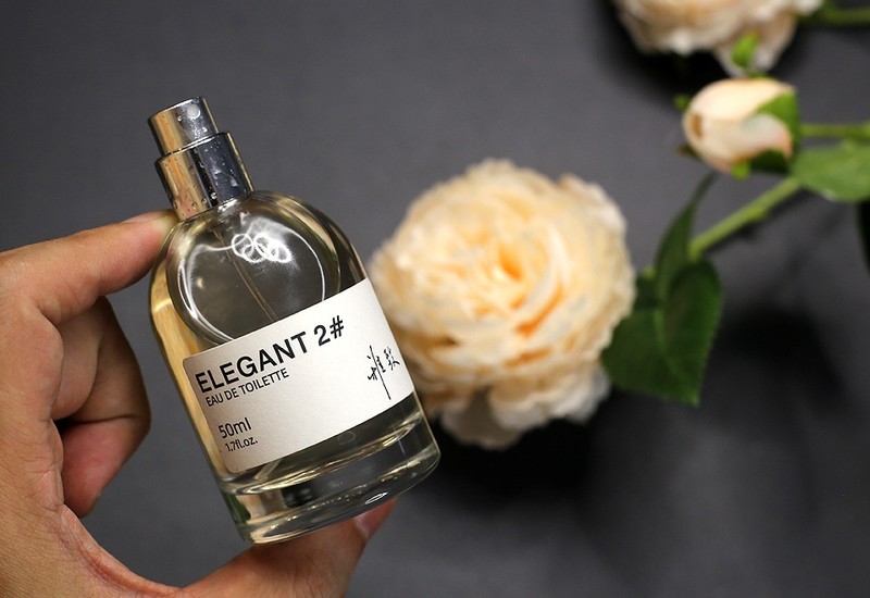 宁静淡雅，恬静悠远，希汀雅致檀香香水