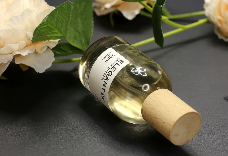 宁静淡雅，恬静悠远，希汀雅致檀香香水