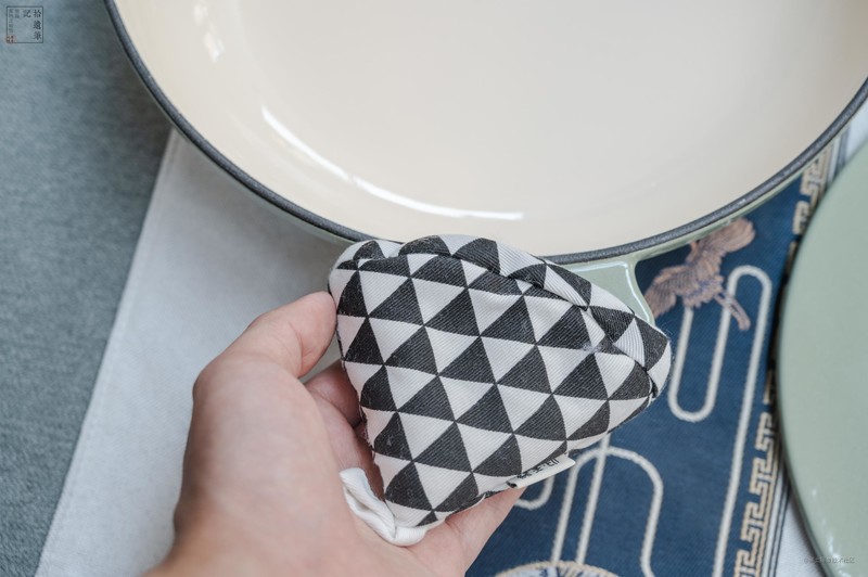 才艺双全的铸铁重器，日常料理好装备，归禾器梯田珐琅海鲜锅上手