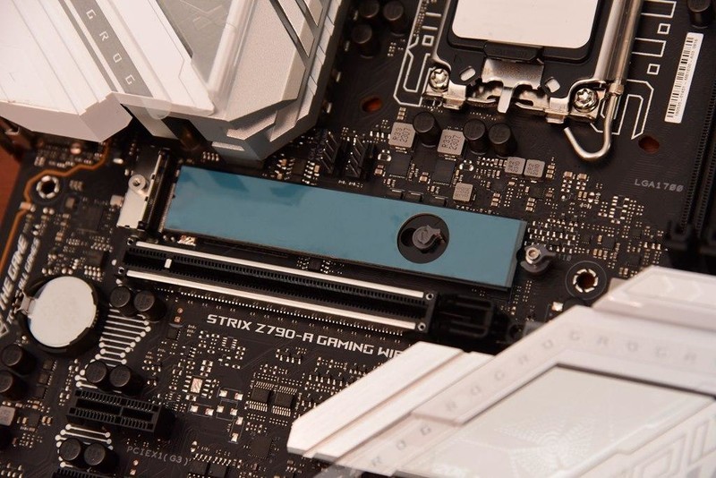 太神奇！宏碁掠夺者Hermes冰刃+华硕Z790吹雪=一键7800MHz！