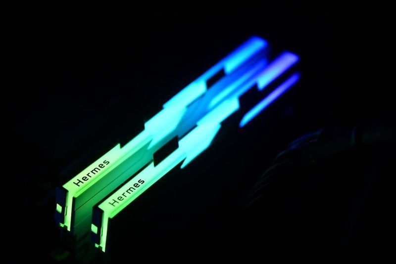 太神奇！宏碁掠夺者Hermes冰刃+华硕Z790吹雪=一键7800MHz！