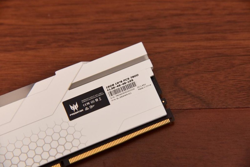 太神奇！宏碁掠夺者Hermes冰刃+华硕Z790吹雪=一键7800MHz！