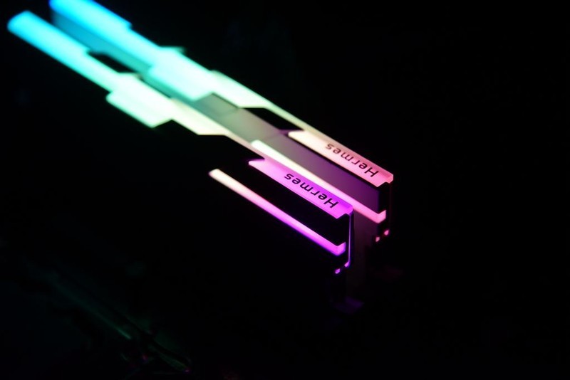 太神奇！宏碁掠夺者Hermes冰刃+华硕Z790吹雪=一键7800MHz！