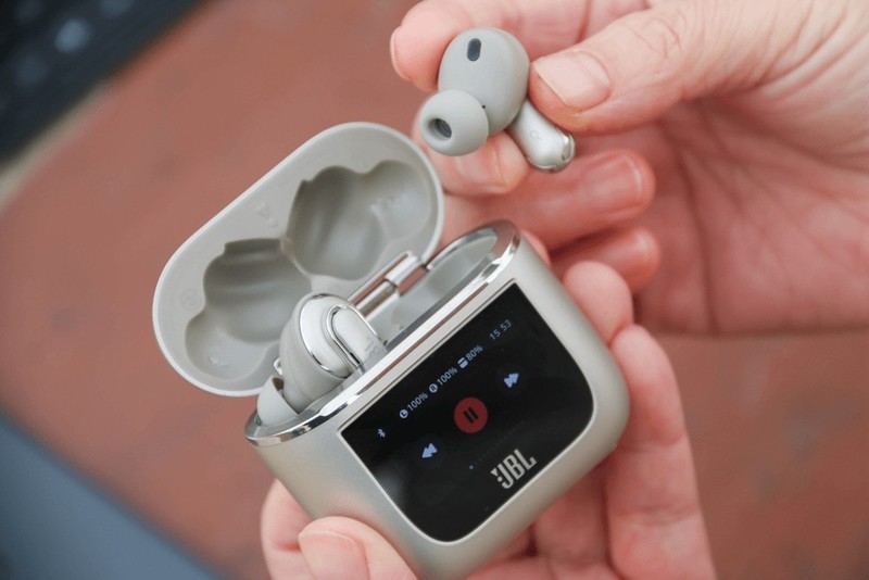 没短板？颜值在线，全彩LCD触屏加持，JBL TOUR PRO2静噪耳机评测