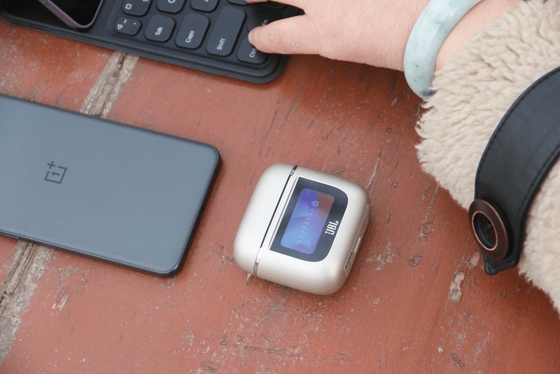 没短板？颜值在线，全彩LCD触屏加持，JBL TOUR PRO2静噪耳机评测