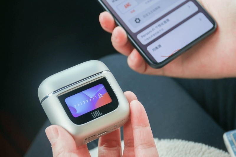 没短板？颜值在线，全彩LCD触屏加持，JBL TOUR PRO2静噪耳机评测