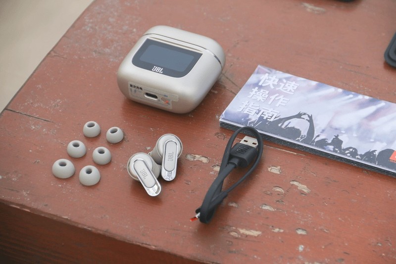 没短板？颜值在线，全彩LCD触屏加持，JBL TOUR PRO2静噪耳机评测