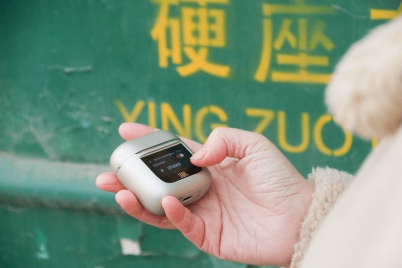 没短板？颜值在线，全彩LCD触屏加持，JBL TOUR PRO2静噪耳机评测