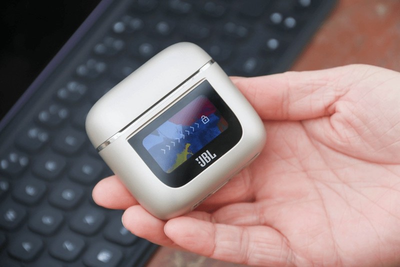 没短板？颜值在线，全彩LCD触屏加持，JBL TOUR PRO2静噪耳机评测