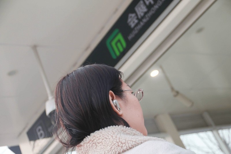 没短板？颜值在线，全彩LCD触屏加持，JBL TOUR PRO2静噪耳机评测