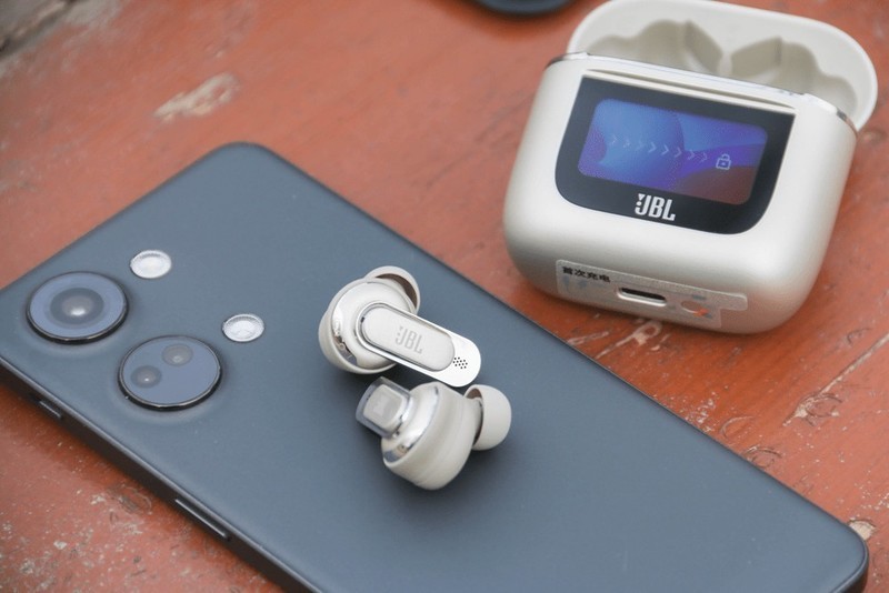 没短板？颜值在线，全彩LCD触屏加持，JBL TOUR PRO2静噪耳机评测