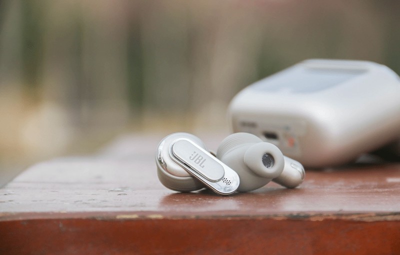 没短板？颜值在线，全彩LCD触屏加持，JBL TOUR PRO2静噪耳机评测