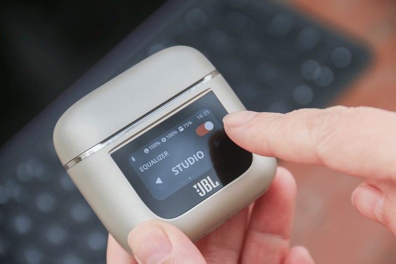 没短板？颜值在线，全彩LCD触屏加持，JBL TOUR PRO2静噪耳机评测