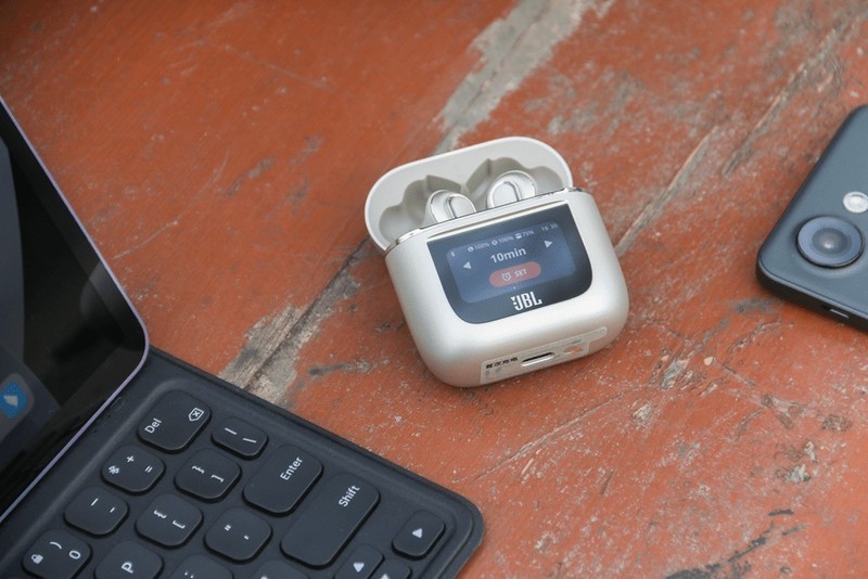 没短板？颜值在线，全彩LCD触屏加持，JBL TOUR PRO2静噪耳机评测