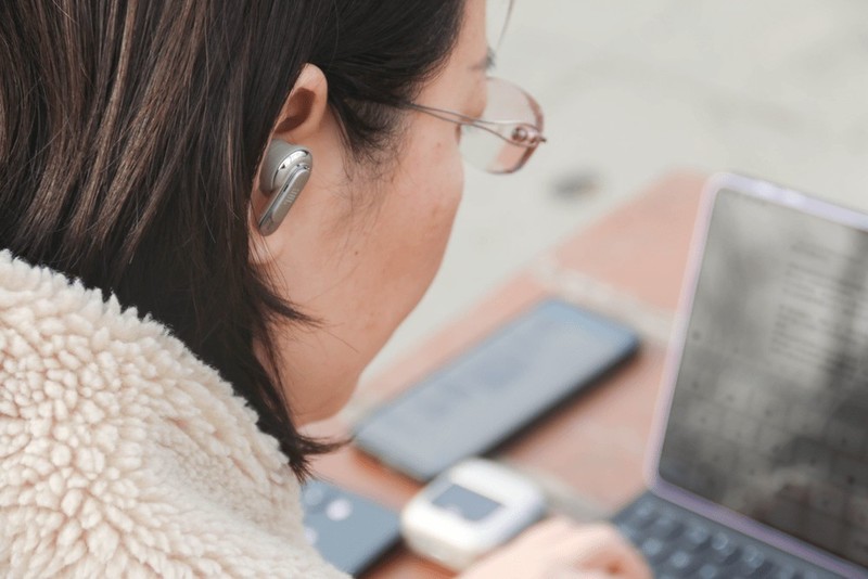 没短板？颜值在线，全彩LCD触屏加持，JBL TOUR PRO2静噪耳机评测