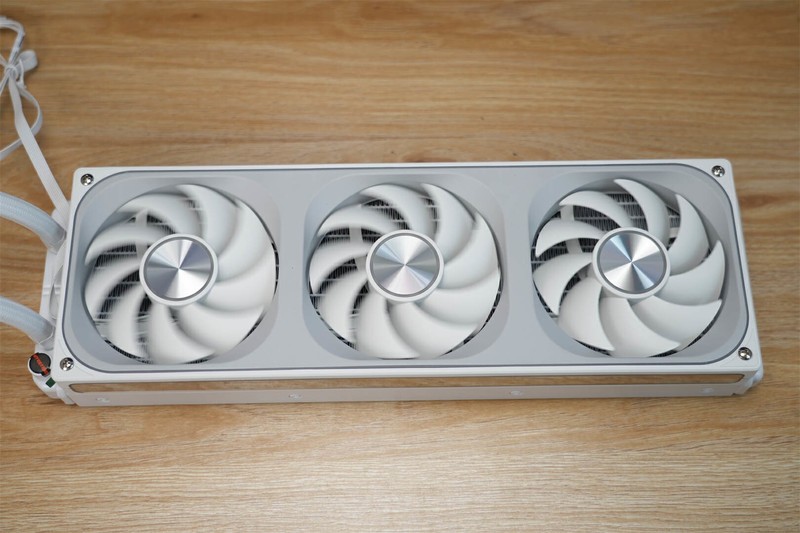 优雅白色设计，灯效炫酷无敌--乔思伯TH-360水冷散热器评测