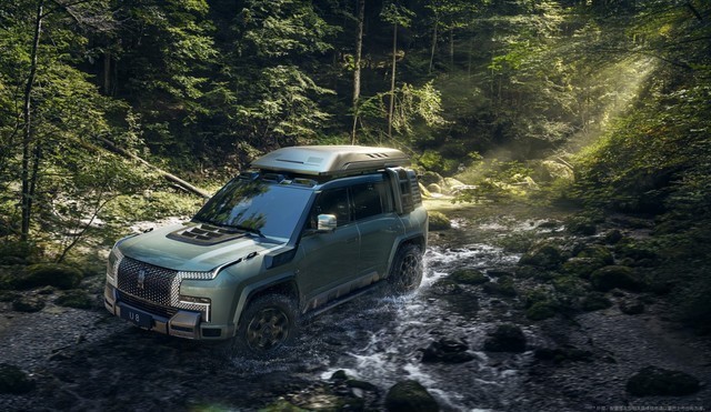 仰望U8高端新能源汽车开启预售，预售价 109.8万元