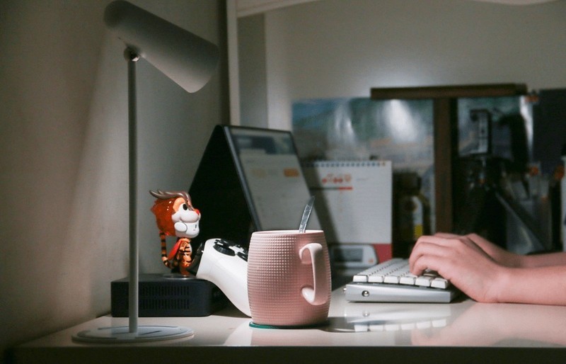 小米米家多功能充电台灯，能看书还能当手电筒，几十块真香