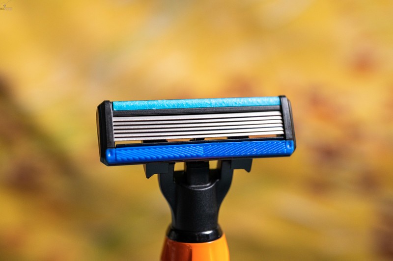 想试试手动剃须？这里有个好玩的。焕醒星洞小飞碟手动剃须刀上手