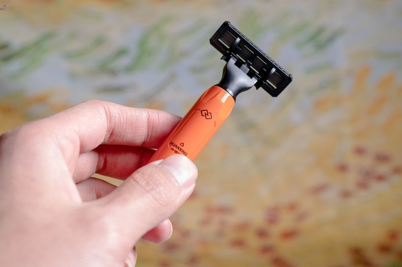 想试试手动剃须？这里有个好玩的。焕醒星洞小飞碟手动剃须刀上手