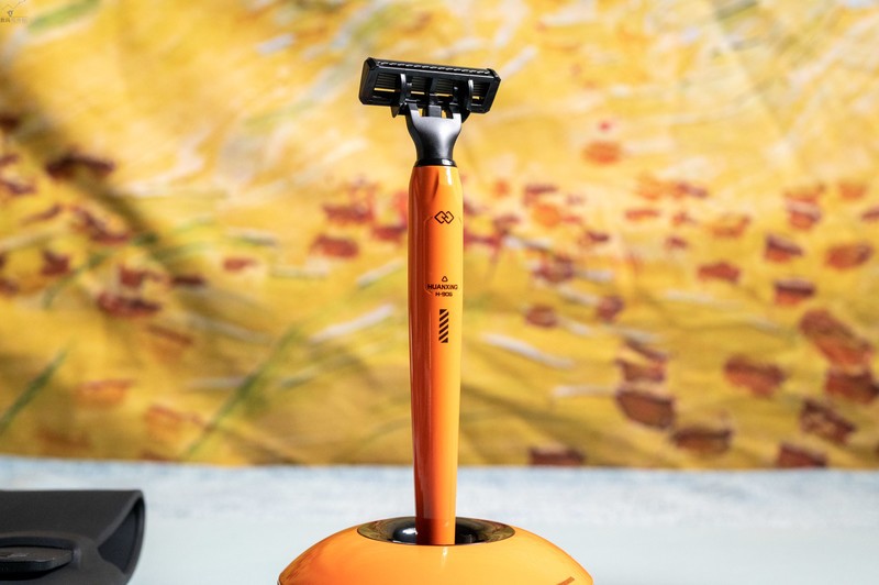 想试试手动剃须？这里有个好玩的。焕醒星洞小飞碟手动剃须刀上手